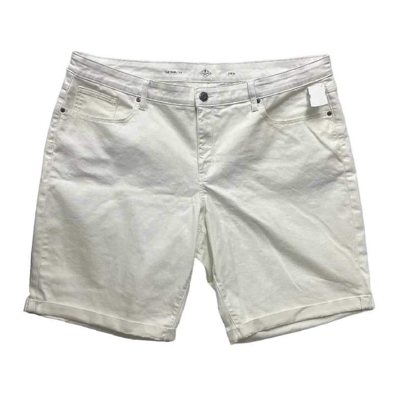 White Shorts St Johns Bay, Size 4x Unique Men's Patch